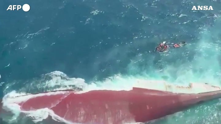 Indonesia, traghetto si rovescia: morti e dispersi