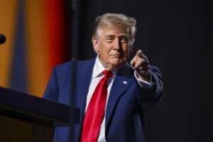 Trump lancia il referendum su di sé: «Se vinco io, 5.000 dollari a tutti»