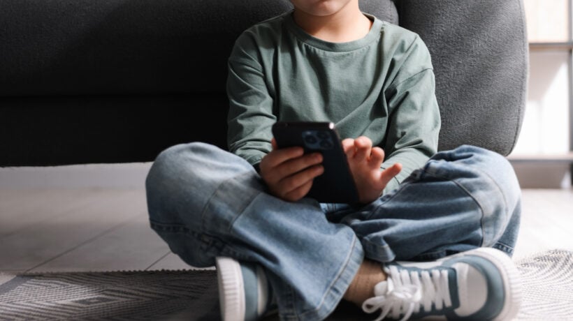 Bruxelles vuole salvare i nostri figli (solo) dai social. Divieto per gli under 13