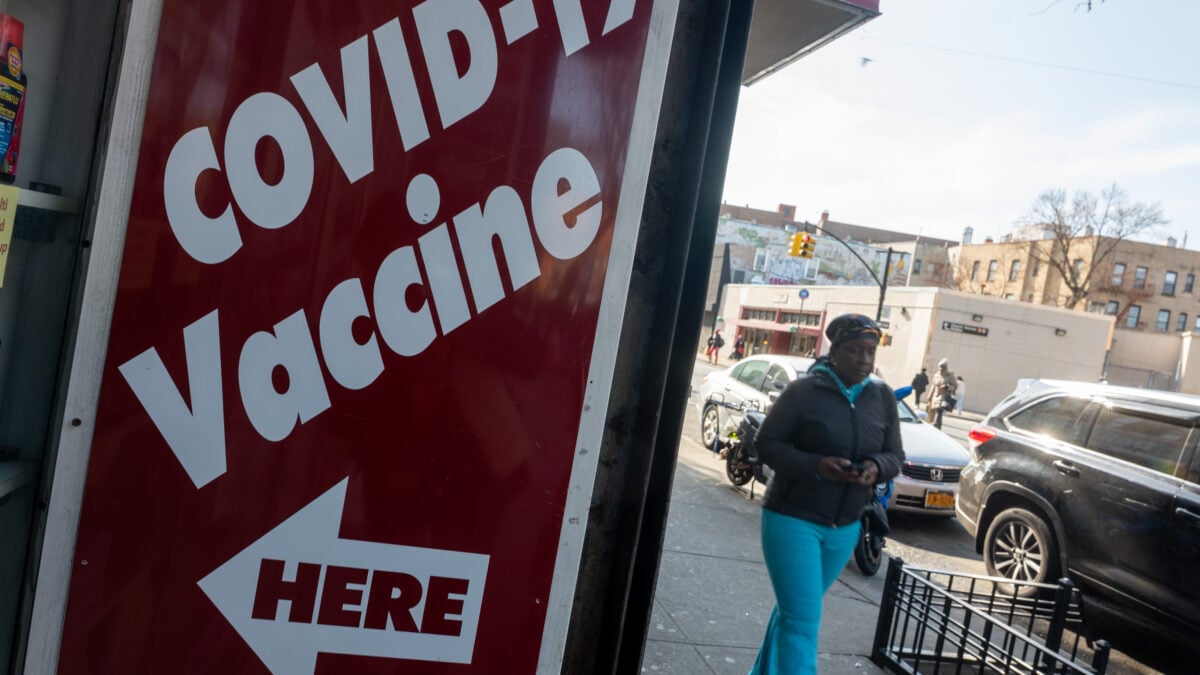 Vaccini Covid, gli Usa hanno nascosto i danni