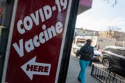 Vaccini Covid, gli Usa hanno nascosto i danni