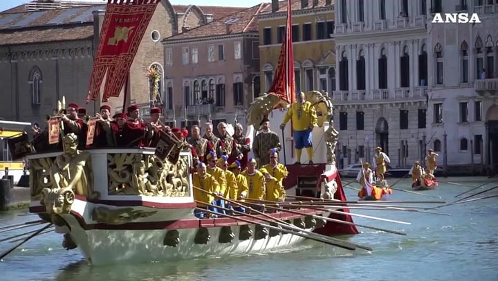 Venezia, la Regata Storica colora il Canal Grande