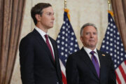 Gli uomini di Trump riprovano a mediare. Drone sulla sede degli 007 di Zelensky