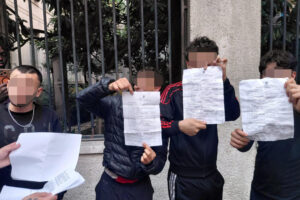 Giovani fermati a Milano mostrano la denuncia dopo gli scontri e i saccheggi del 17 e 18 ottobre 2026