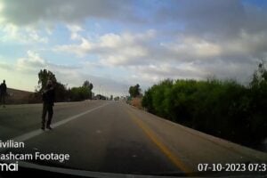 Un frame di un video dell’attacco del 7 ottobre 2023 mostrato dall’Idf ai media