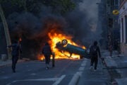 Francia nel caos, a Parigi di nuovo guerriglia