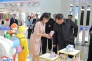 Kim Jong Un alla Mostra di abbigliamento nordcoreana