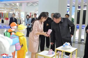 Kim Jong Un alla Mostra di abbigliamento nordcoreana