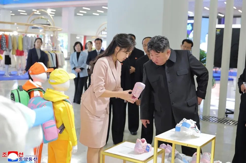 Kim Jong Un alla Mostra di abbigliamento nordcoreana