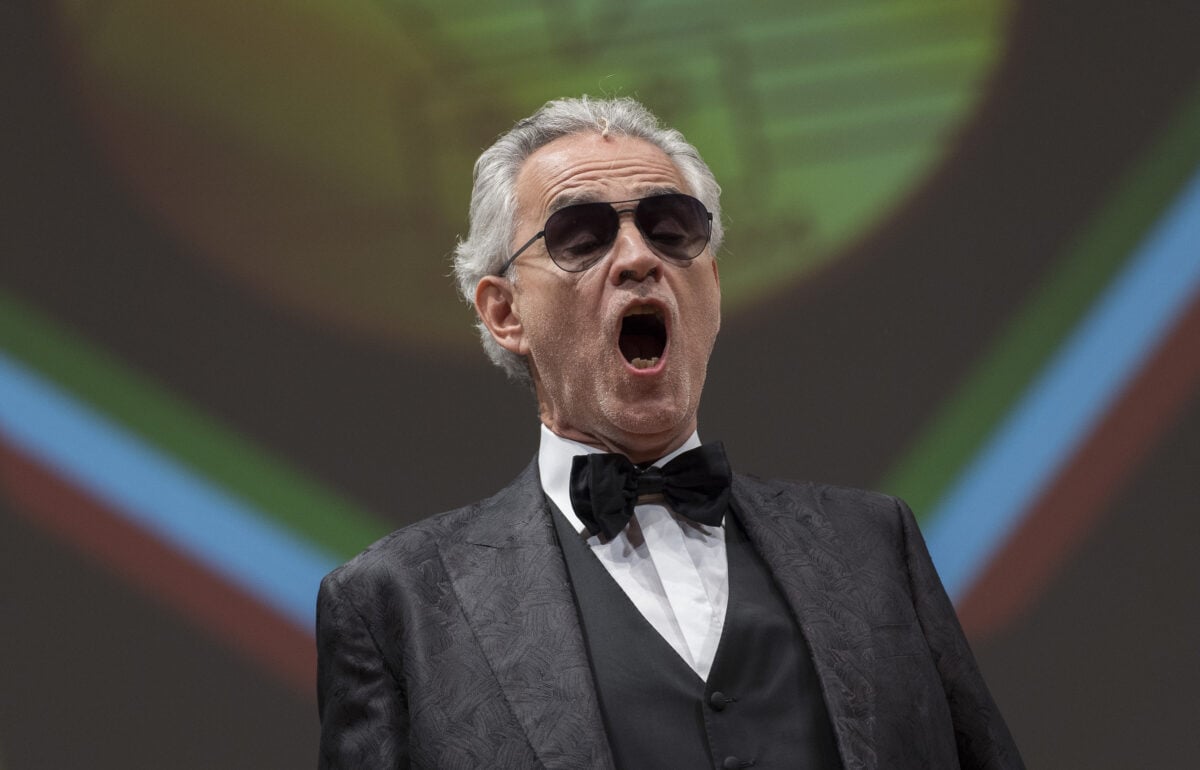 Gli islamici volevano impedire a Bocelli di cantare in Indonesia