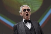 Gli islamici volevano impedire a Bocelli di cantare in Indonesia