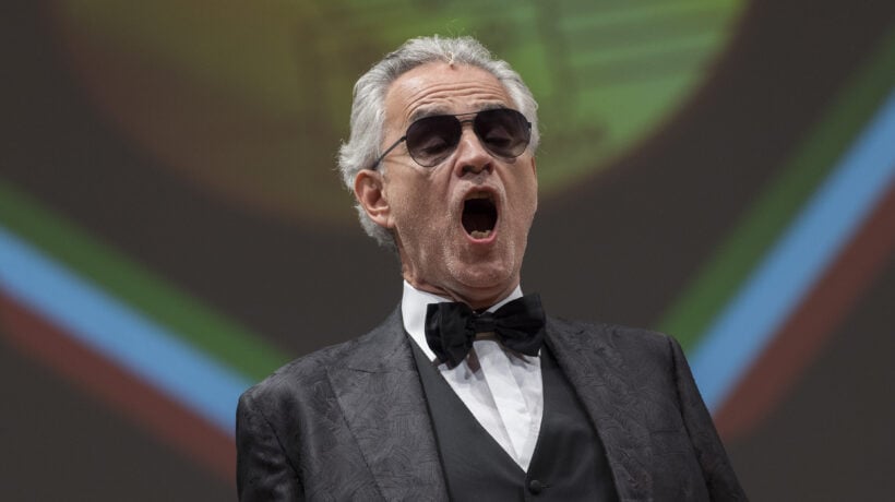 Gli islamici volevano impedire a Bocelli di cantare in Indonesia