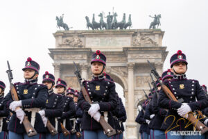 Allievi cadetti dell'Esercito Italiano schierati in uniforme storica con fucili davanti all'Arco della Pace di Milano per la prima pagina del CalendEsercito 2027.