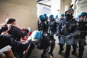 No Meloni Day: scontri a Torino, bombe carta a Roma e tensioni a Bologna