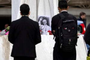 Papa Leone XIV dimesso nel pomeriggio. Domani l’Angelus dal Vaticano