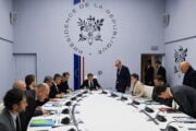 Macron respinge le dimissioni del ministro dell’Interno. Bardella: «Francia umiliata»
