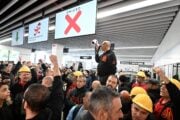Ex Ilva, protesta all’aeroporto di Genova: i lavoratori chiedono garanzie