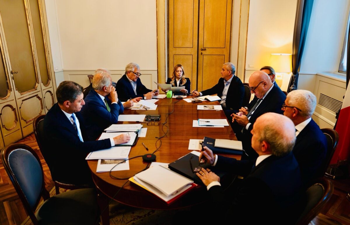 Meloni prepara la stretta sulle violenze in piazza: «Lo Stato darà una risposta ferma»