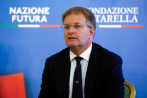 Fidanza (FdI) sulle proteste: «Il mondo è pieno di cattivi maestri come Siher. C’è complicità della sinistra istituzionale»