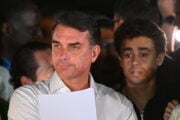 Il giallo sulla fuga, poi la conferma: Bolsonaro è in volo verso gli Usa