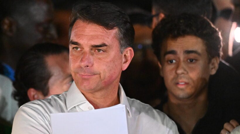 Il jet privato, il confine argentino e i passaporti annullati: il giallo sulla fuga di Bolsonaro