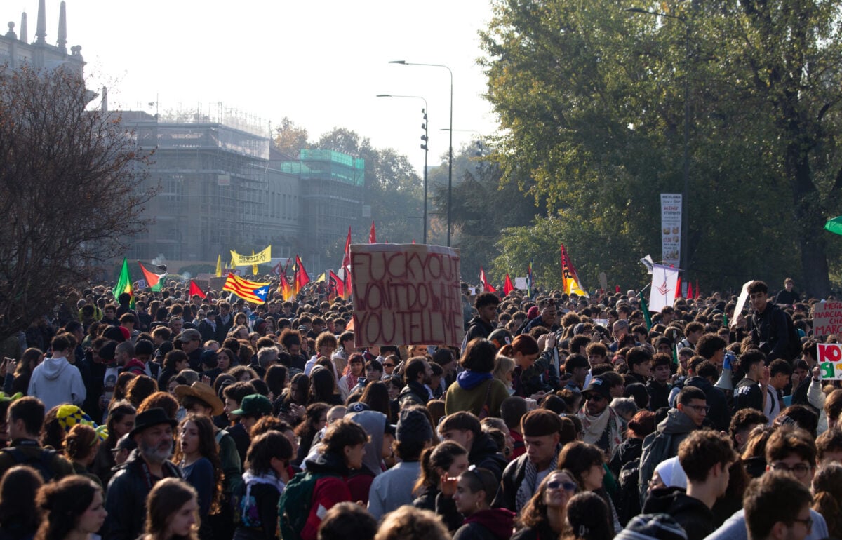 Italia bloccata dai cortei: tangenziale di Milano paralizzata, scontri in Veneto