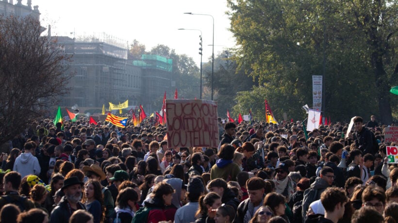 Italia bloccata dai cortei: tangenziale di Milano paralizzata, scontri in Veneto
