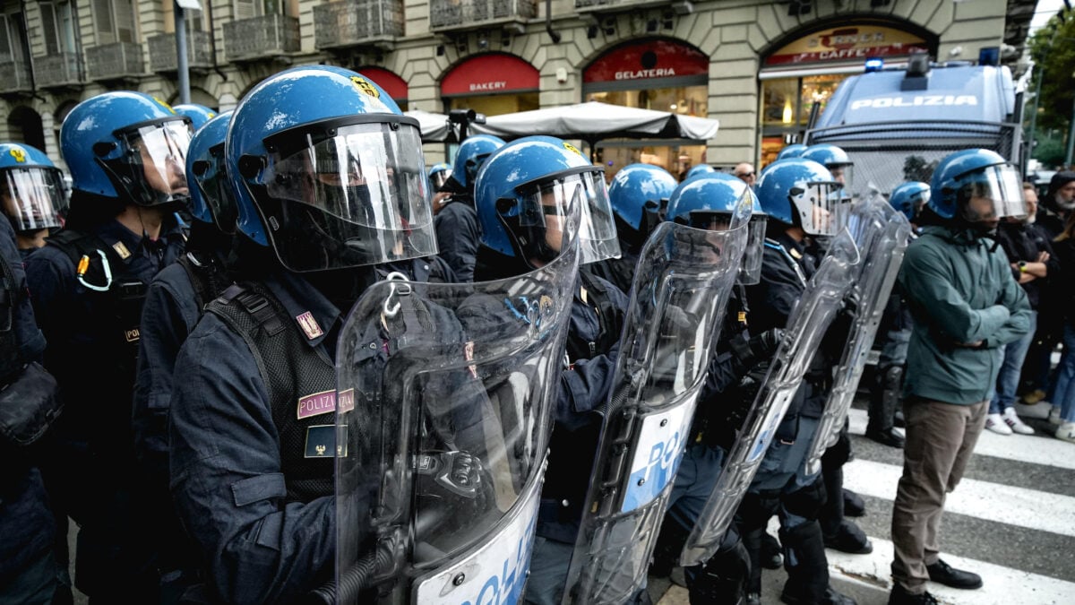 Martellate contro l’agente, finalmente Askatasuna accusata di tentato omicidio