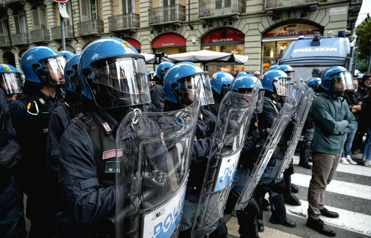 Martellate contro l’agente, finalmente Askatasuna accusata di tentato omicidio