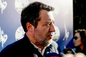 Lega, Matteo Salvini si dimette da segretario. Con lui lasciano Sardone, Durigon e Stefani