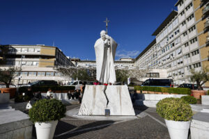 Papa Leone XIV, operazione riuscita: il sollievo dei fedeli in attesa al Gemelli