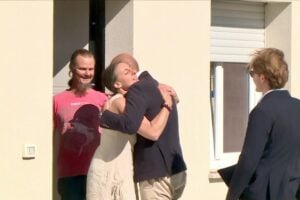 Famiglia nel bosco, dopo 11 mesi i bambini si ricongiungono ai genitori