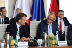 Dopo aver affossato il settore, Francia e Germania si salvano l’auto