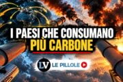 Grafica informativa con il titolo "I paesi che consumano più carbone", un globo terrestre con frecce di collegamento e ciminiere industriali che emettono fumo scuro su uno sfondo infuocato