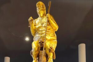 Follia Ue: Trump nudo e Gesù gay sono arte, la mostra sulla vita invece va censurata