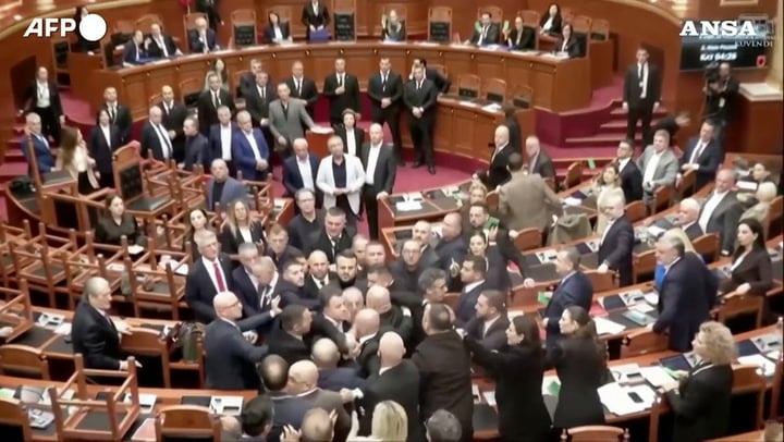 Albania, rissa in Parlamento tra maggioranza e opposizione