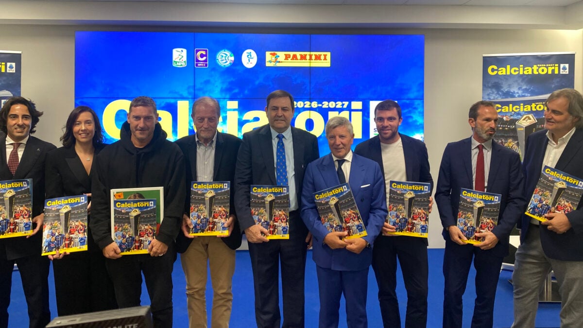 I rappresentanti di Panini e del calcio italiano in posa sul palco con le copie della nuova collezione dell'album Calciatori 2026-2027
