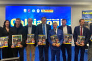 I rappresentanti di Panini e del calcio italiano in posa sul palco con le copie della nuova collezione dell'album Calciatori 2026-2027