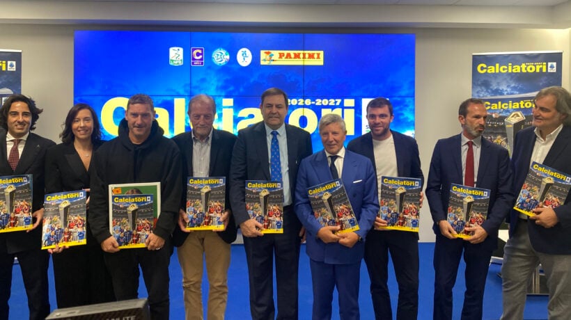 Panini, tornano le figurine dei calciatori: tutte le novità dell’album 2026-27