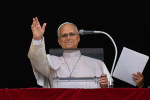 Papa Leone XIV si affaccia alla finestra del suo studio in Vaticano durante la preghiera dell’Angelus del 18 ottobre 2026