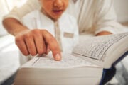 Bambino a lezione di Corano