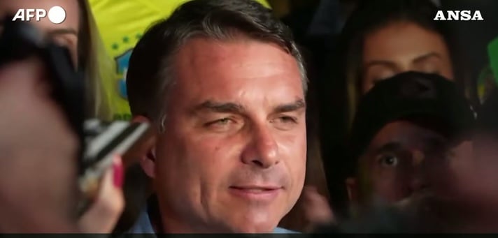 Brasile, Flávio Bolsonaro batte Lula e vola al ballottaggio