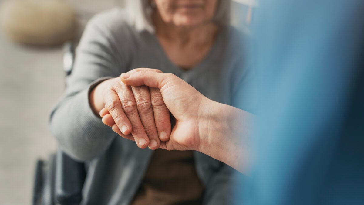 Regioni rosse contro il voucher da 300 euro per le cure dei nonni