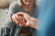 Regioni rosse contro il voucher da 300 euro per le cure dei nonni