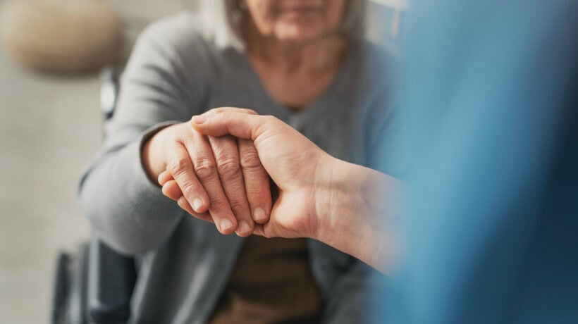 Regioni rosse contro il voucher da 300 euro per le cure dei nonni