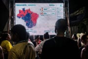 Schermo con i risultati delle elezioni presidenziali brasiliane durante la notte elettorale a Brasilia