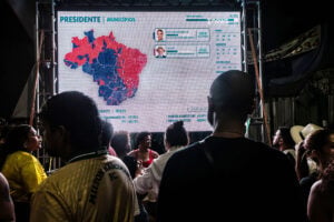 Schermo con i risultati delle elezioni presidenziali brasiliane durante la notte elettorale a Brasilia