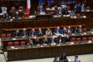 Il governo riunito in aula durante i lavori parlamentari