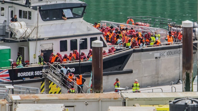 La soluzione di Londra agli stupri: hijab alle migranti appena sbarcate