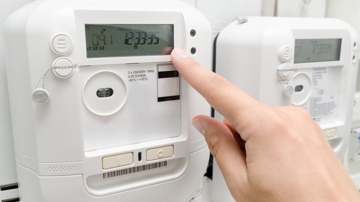 Tecnico al lavoro su un contatore elettrico per la misurazione dei consumi di energia